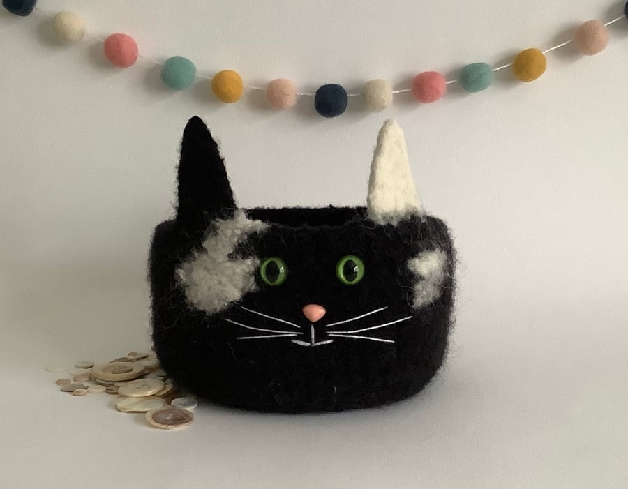 FELTED 'FUSSPOT' BOWL, desk tidy  . Cat. Black and white . Home decor.