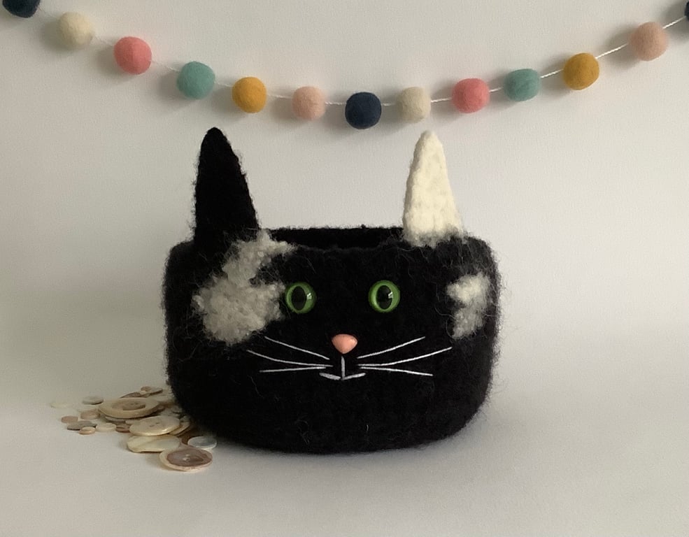 FELTED 'FUSSPOT' BOWL, desk tidy  . Cat. Black and white . Home decor.