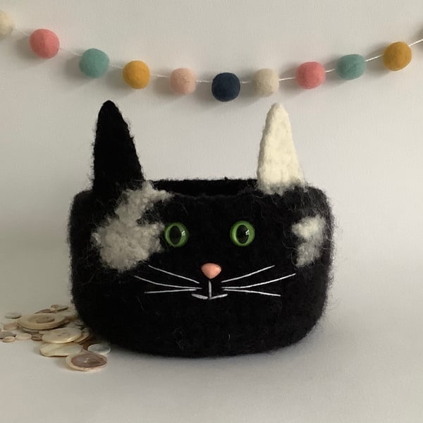 FELTED 'FUSSPOT' BOWL, desk tidy  . Cat. Black and white . Home decor.