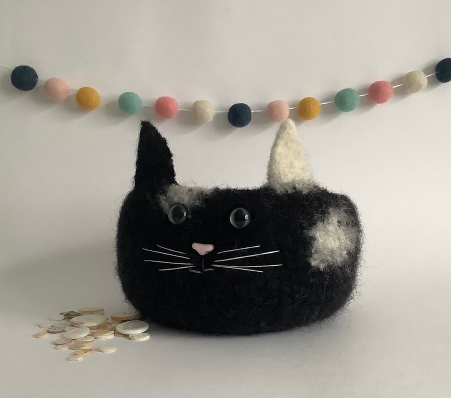 FELTED 'FUSSPOT' BOWL, desk tidy  . Cat. Black and white . Home decor.