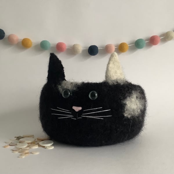 FELTED 'FUSSPOT' BOWL, desk tidy  . Cat. Black and white . Home decor.