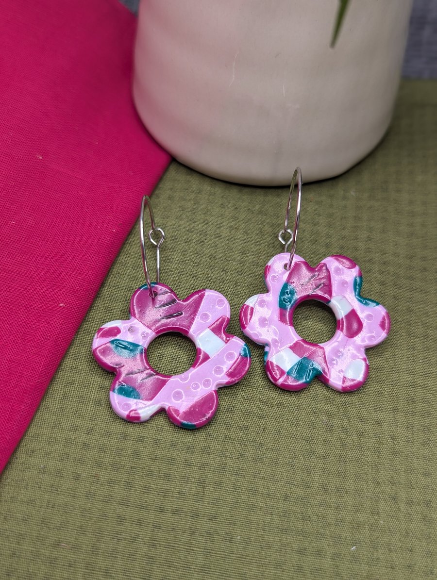 Flower shaped dangly earrings 