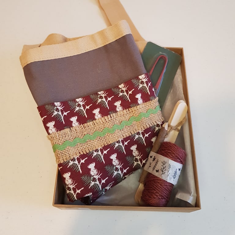 Garden apron boxed gift set: thistles.
