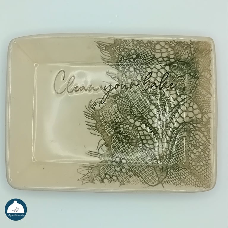 Ceramic dish with lace detail