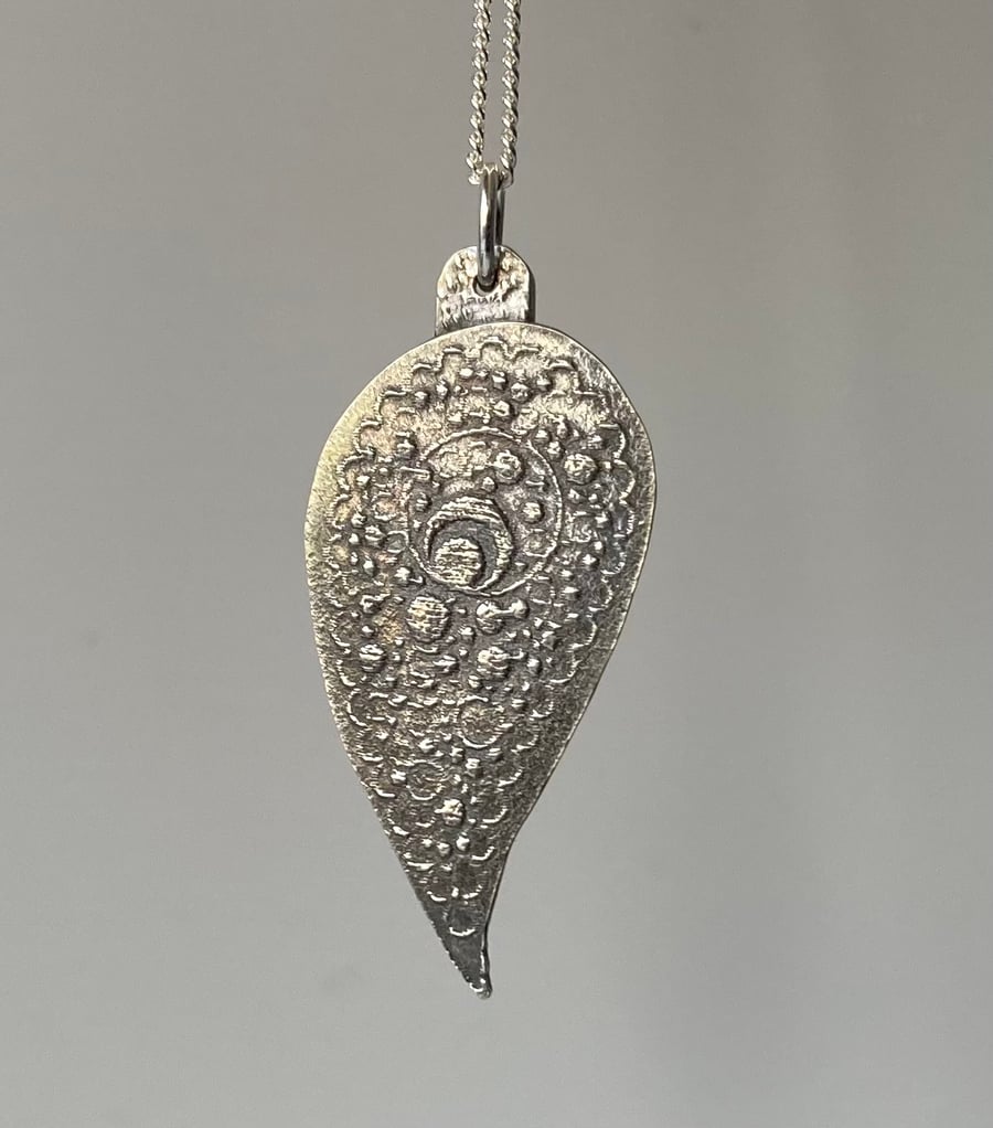Pretty, pure silver, paisley style necklace. 