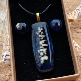 Striking navy and cream pendant and matching glass studs