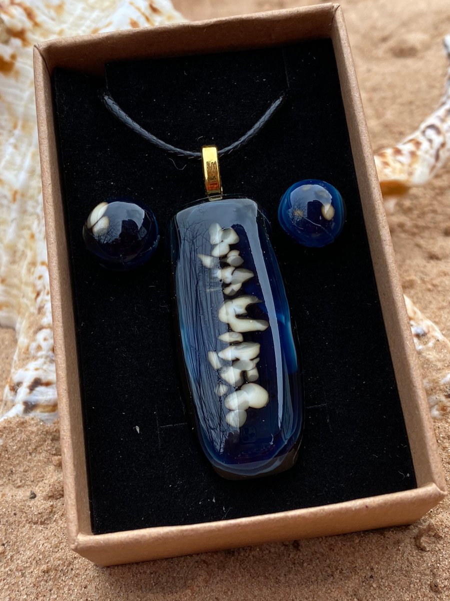 Striking navy and cream pendant and matching glass studs