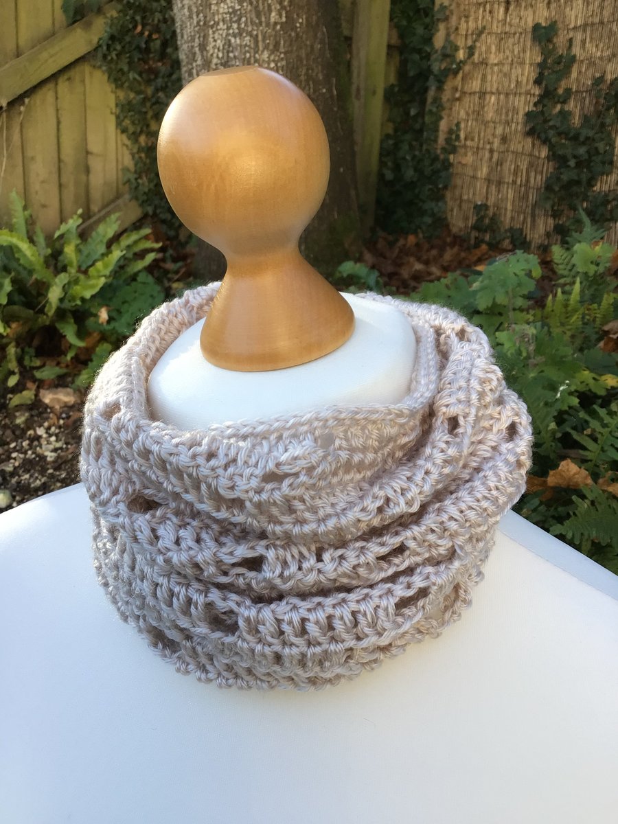 Snood in soft acrylic yarn, colour Powder