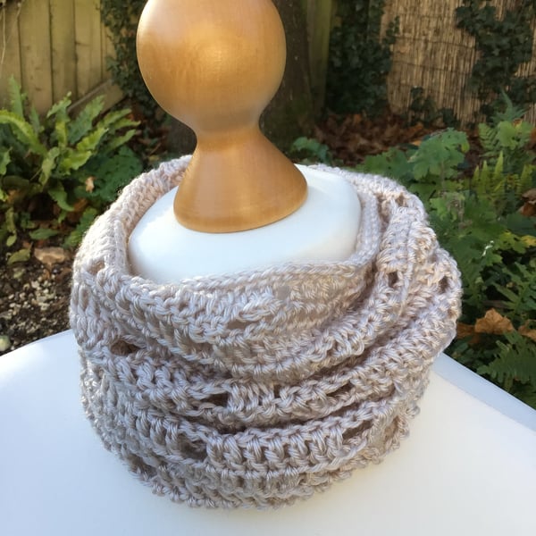 Snood in soft acrylic yarn, colour Powder