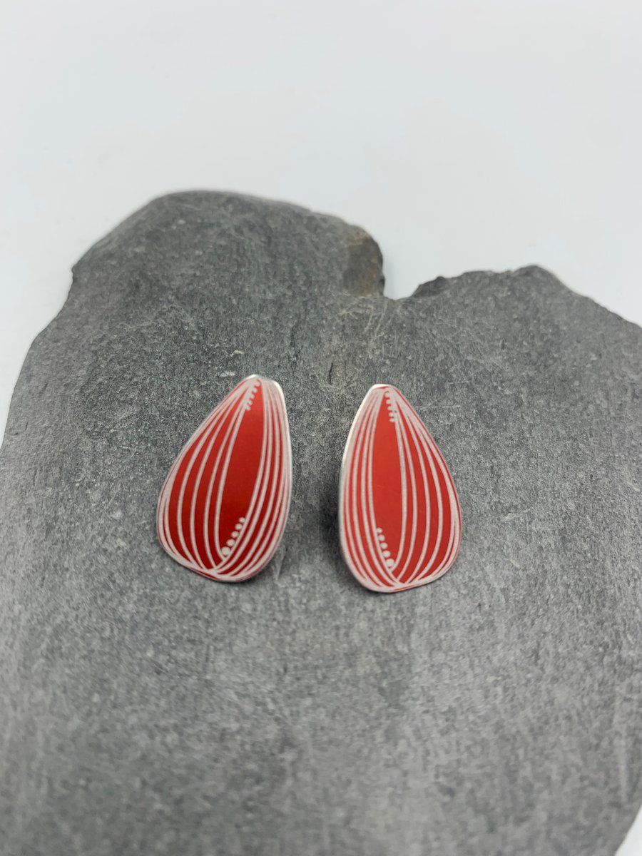 Red aluminium tulip studs