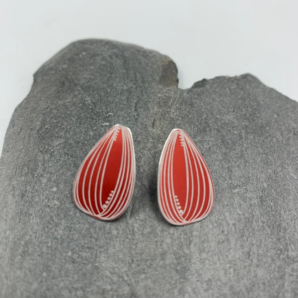 Red aluminium tulip studs