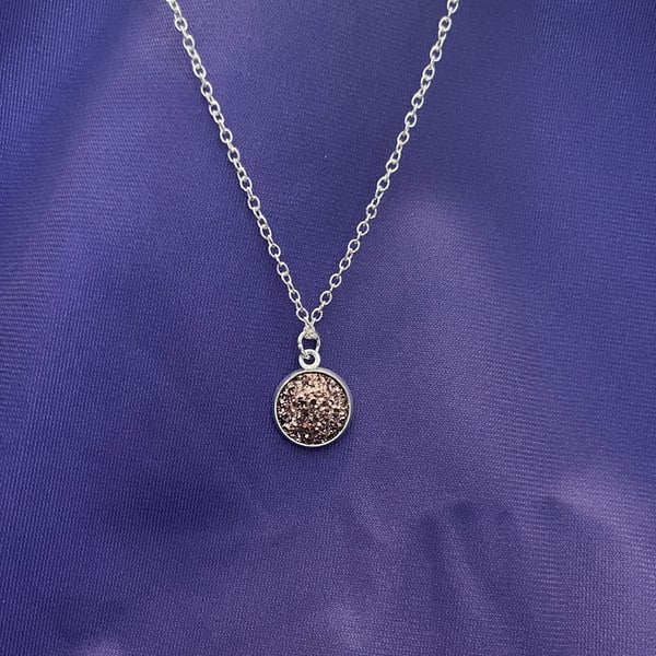 Iridescent necklace