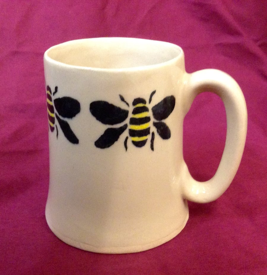 Half pint tankard mug with bee decoration