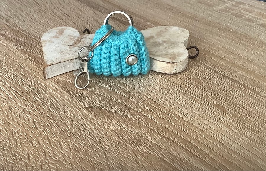 Small bag key, ear buds, coins hol