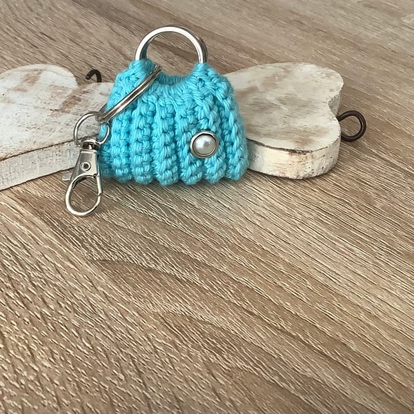 Small bag key, ear buds, coins hol