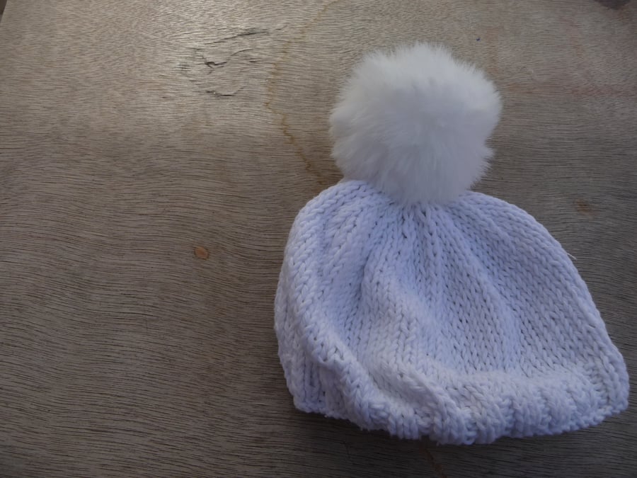 Bobble hat white cotton yarn faux fur pompom baby accessories.