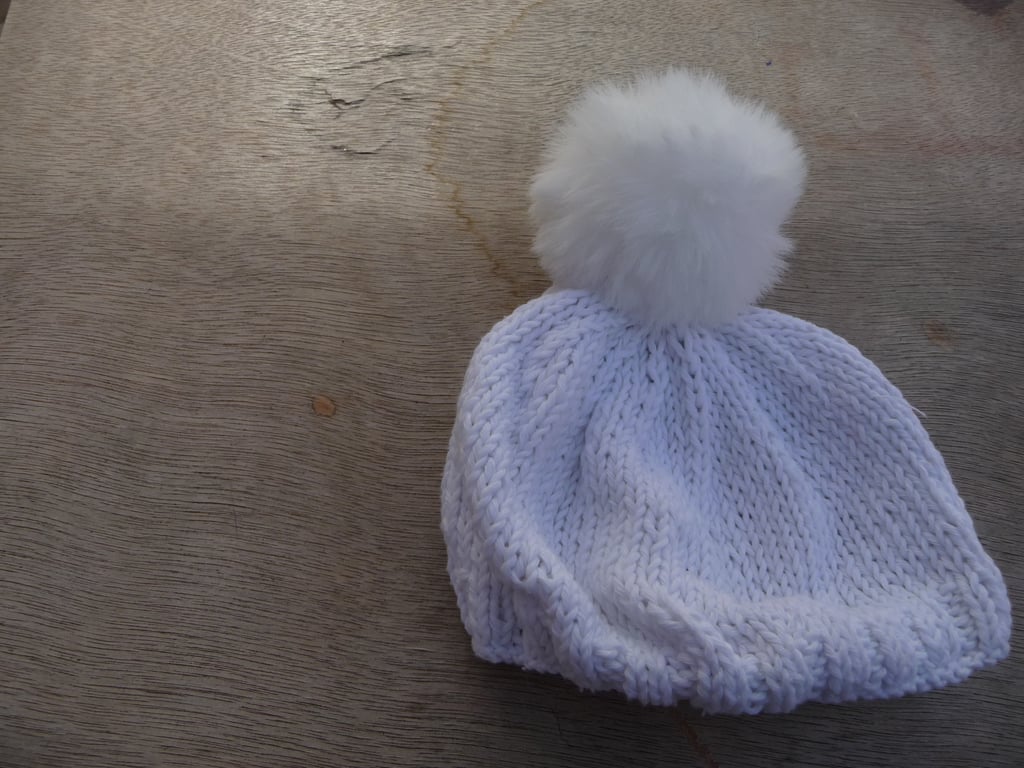Bobble hat white cotton yarn faux fur pompom baby accessories.