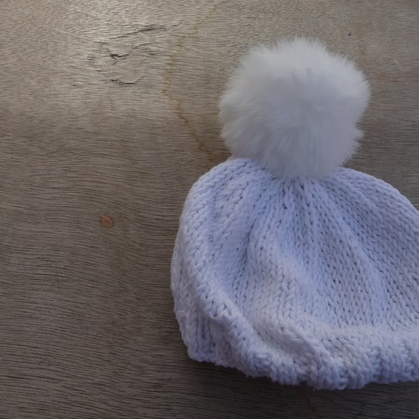 Bobble hat white cotton yarn faux fur pompom baby accessories.
