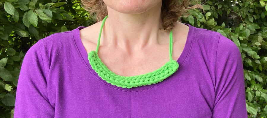 Women’s necklace crocheted in green recycled cotton