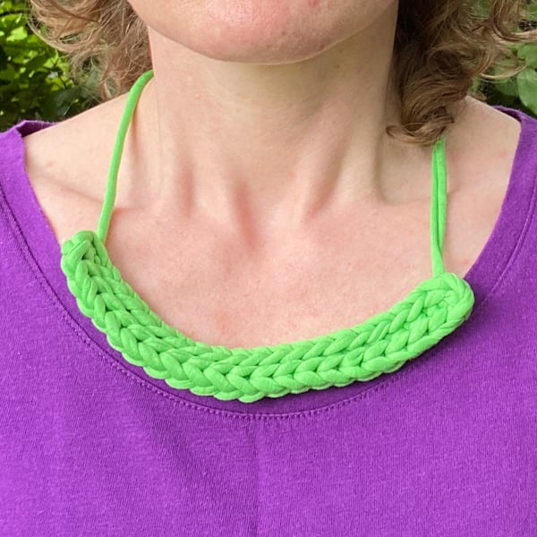 Women’s necklace crocheted in green recycled cotton
