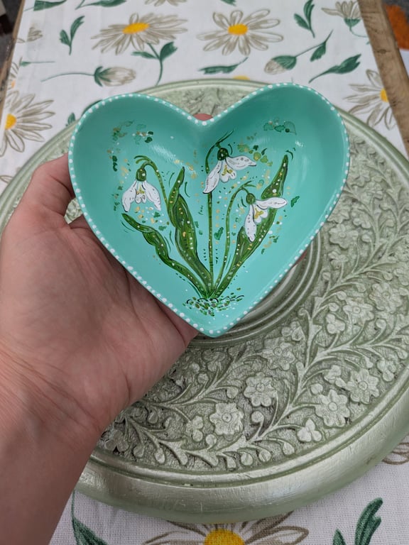 Snowdrop hand-painted ceramic heart ring dish