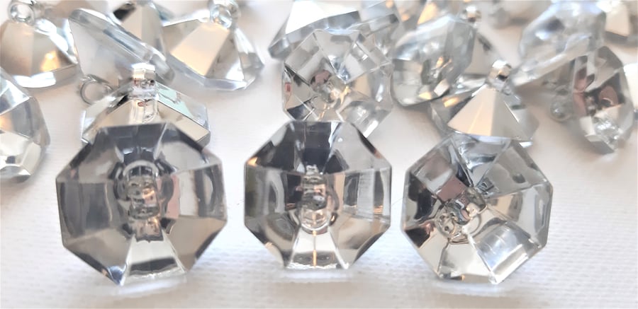 10 x diamond gemstone shaped 17mm diameter buttons