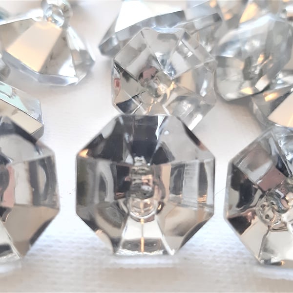 10 x diamond gemstone shaped 17mm diameter buttons