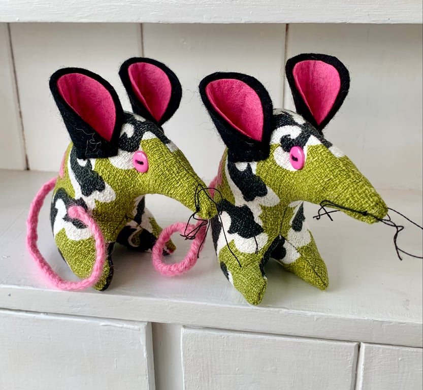  HI Jazz ! a Funky Retro Mouse  in Wonderful Barkcloth Vintage Fabric