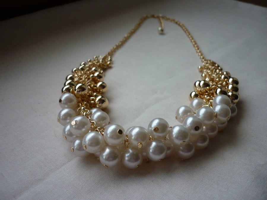 IVORY AND GOLD CLUSTER NECKLACE.  