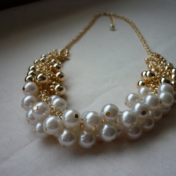 IVORY AND GOLD CLUSTER NECKLACE.  