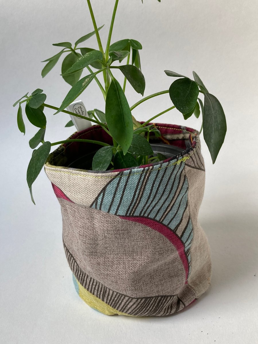 Small fabric basket: plant pot, cosmetics etc Shades of burgundy and beige.