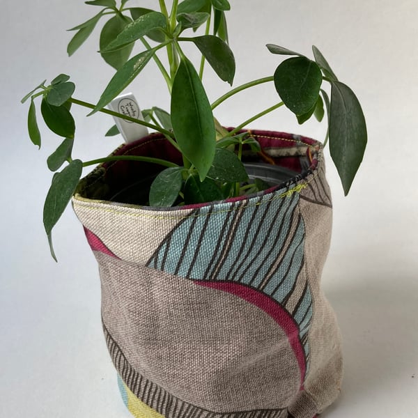 Small fabric basket: plant pot, cosmetics etc Shades of burgundy and beige.