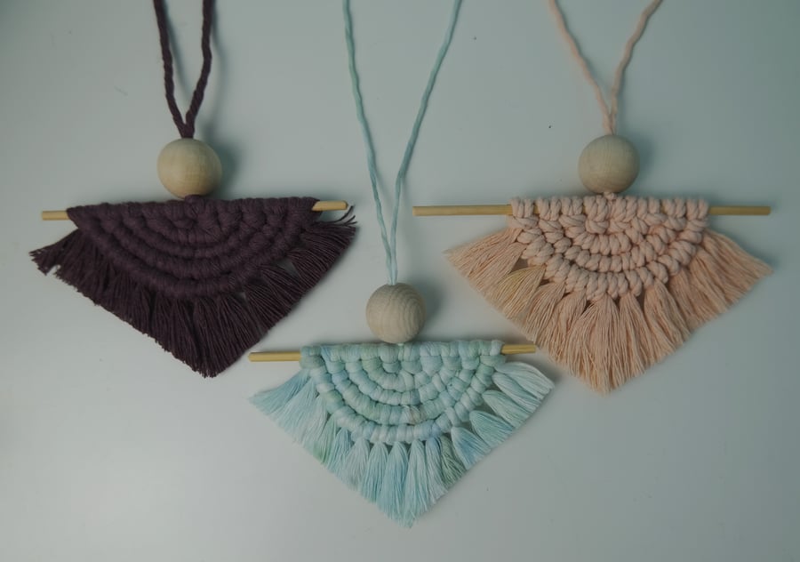 Macramé Hanging Half Moon Pink