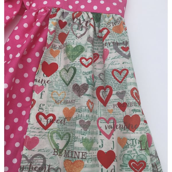 Retro half apron in pink heart print