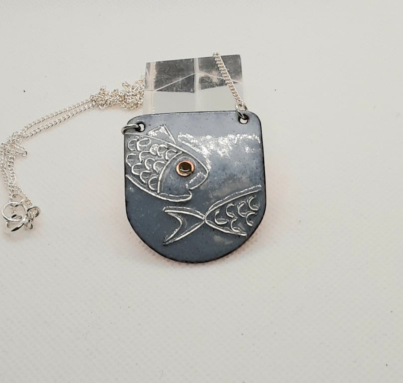 BEAUTIFUL ENAMELLED NECKLACE WITH SILVER FISH