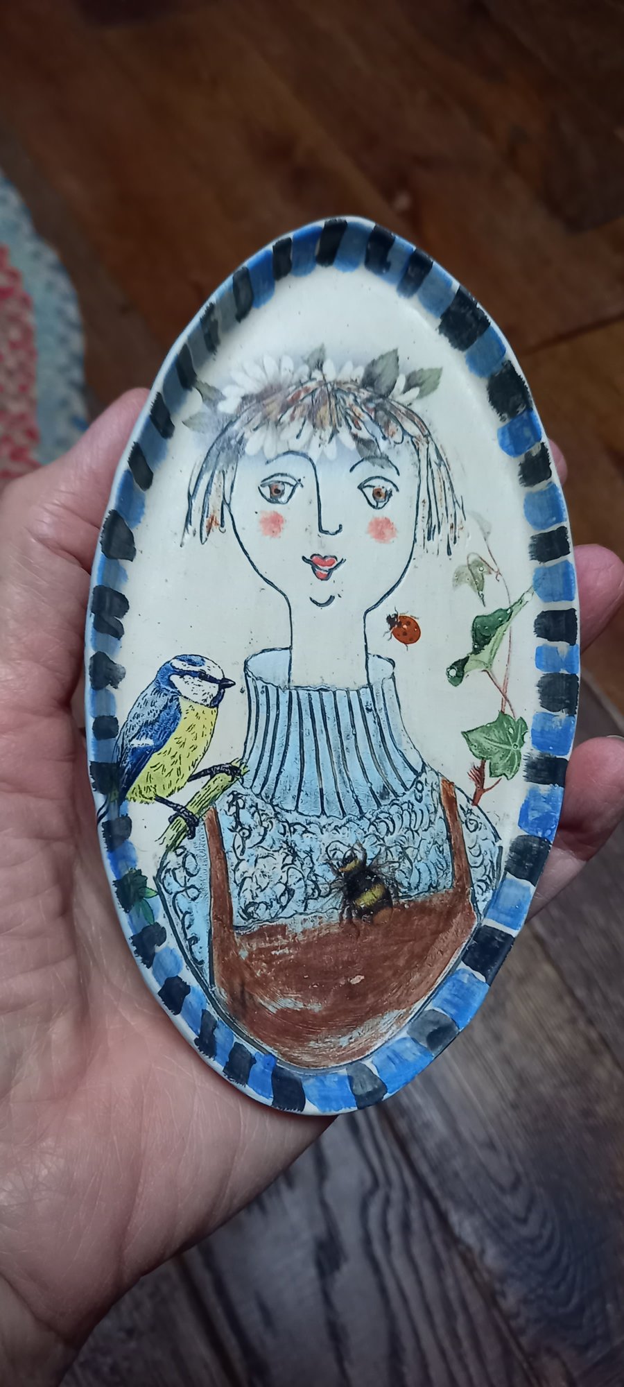 Small figurative dish 