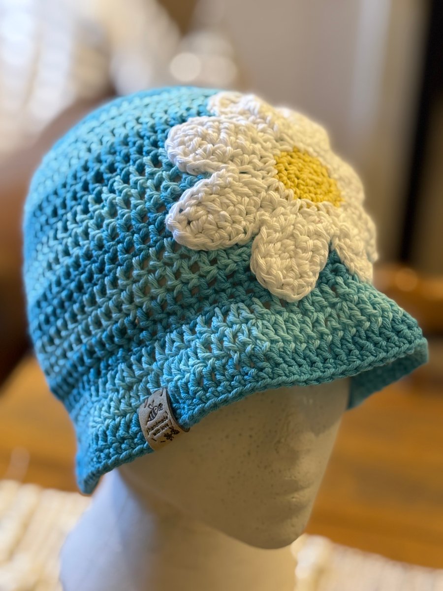 Crochet daisy bucket hat