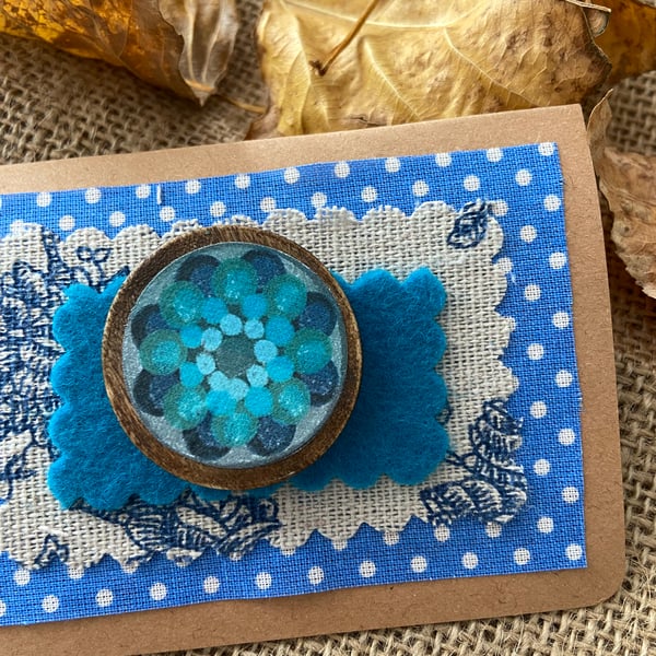 Wooden brooch with wavy flowers 