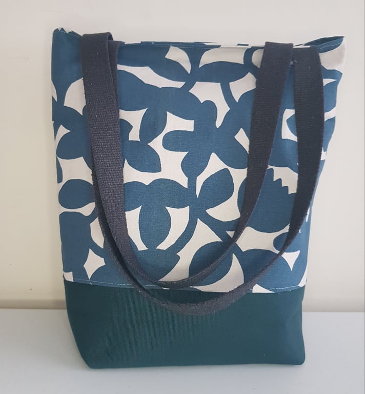 Tote bag: contemporary floral design with contrasting base and recessed zip