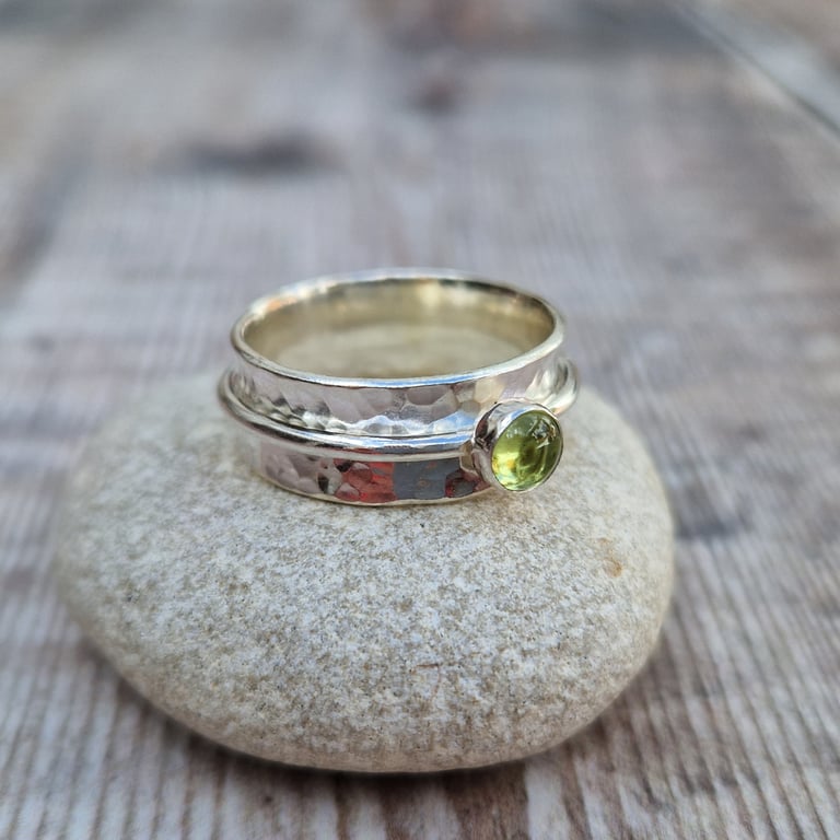 Sterling Silver Hammered Spinner Ring with Peridot - UK Size Y - JBJ9016