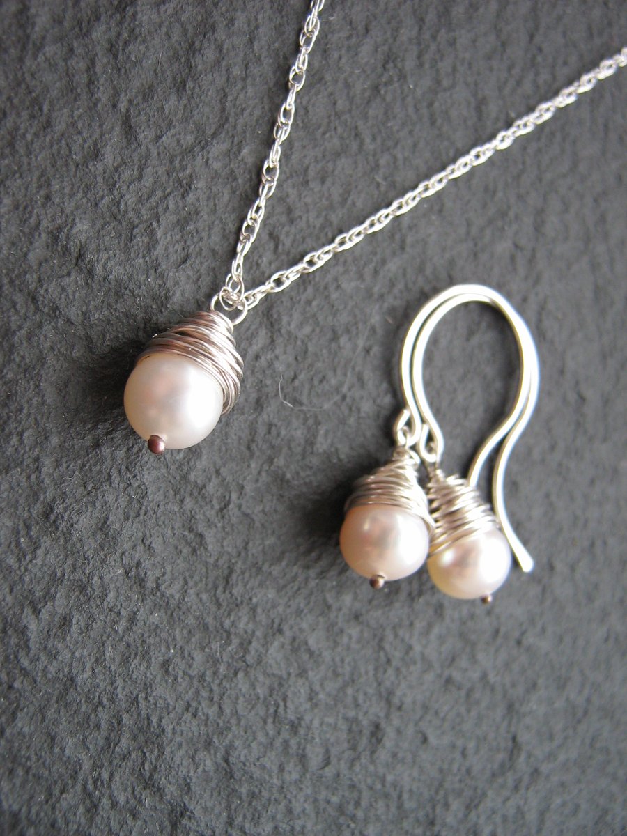 Ivory Pearl Jewellery Set - Necklace and Earrings