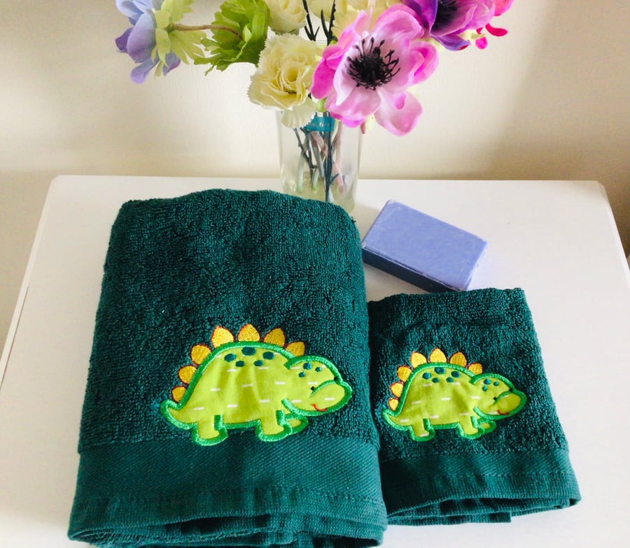 Dinosaur Towel and Flannel set. Green.