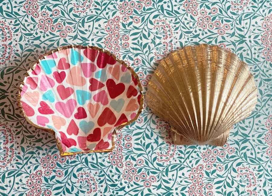 Valentine heart scallop design 