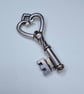 1 x Attractive Large Metal Key Charm - Image 2