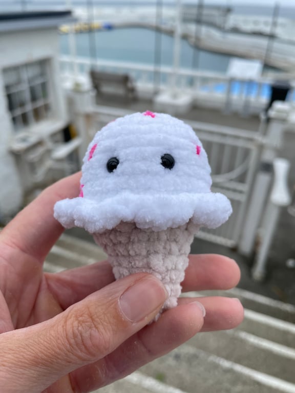 Amigurumi Mini Plushie Ice-cream: Thin Chenille Yarn