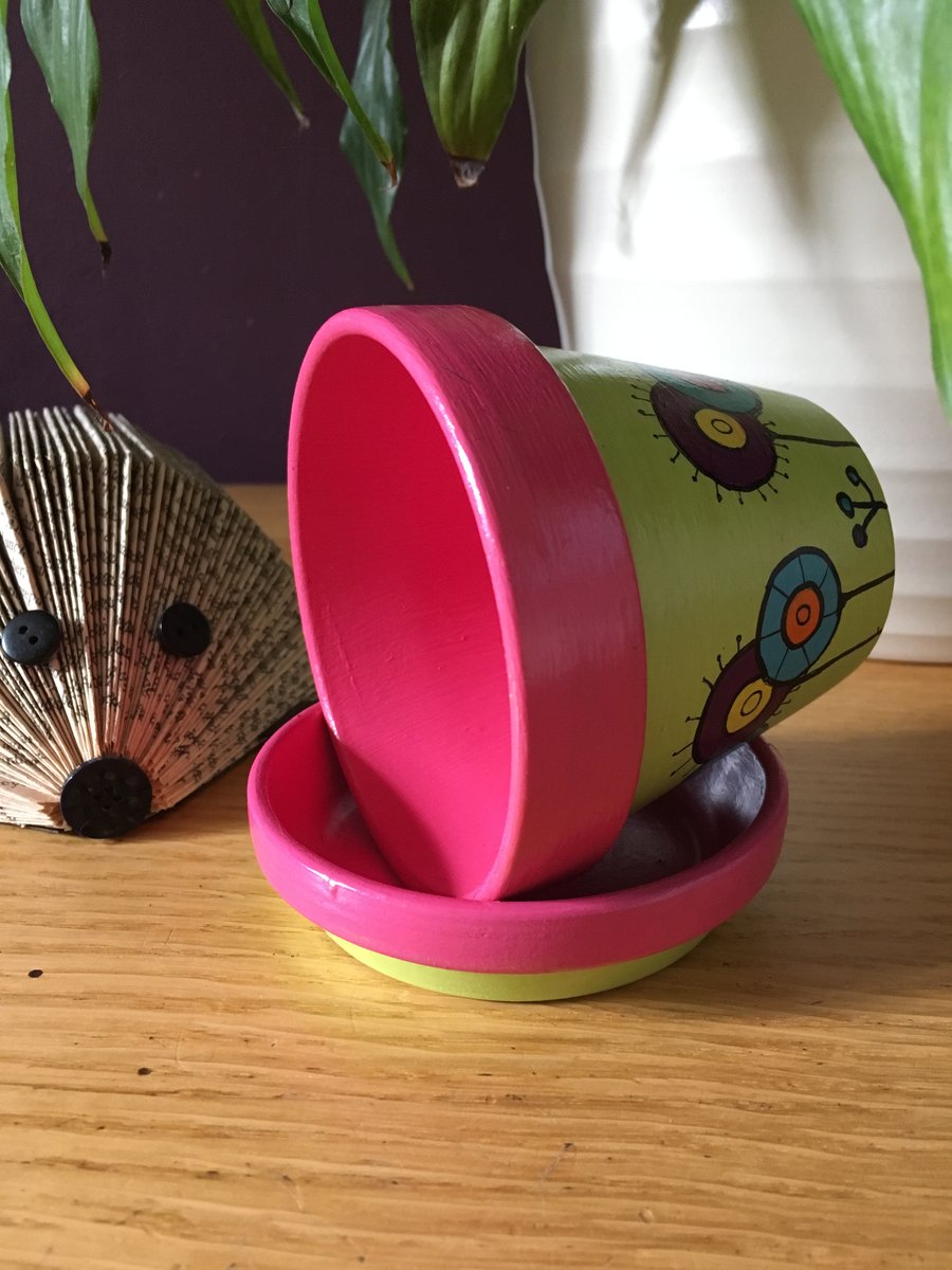 HAND PAINTED FLOWER POT AND SAUCER (8CM) - lime & pink