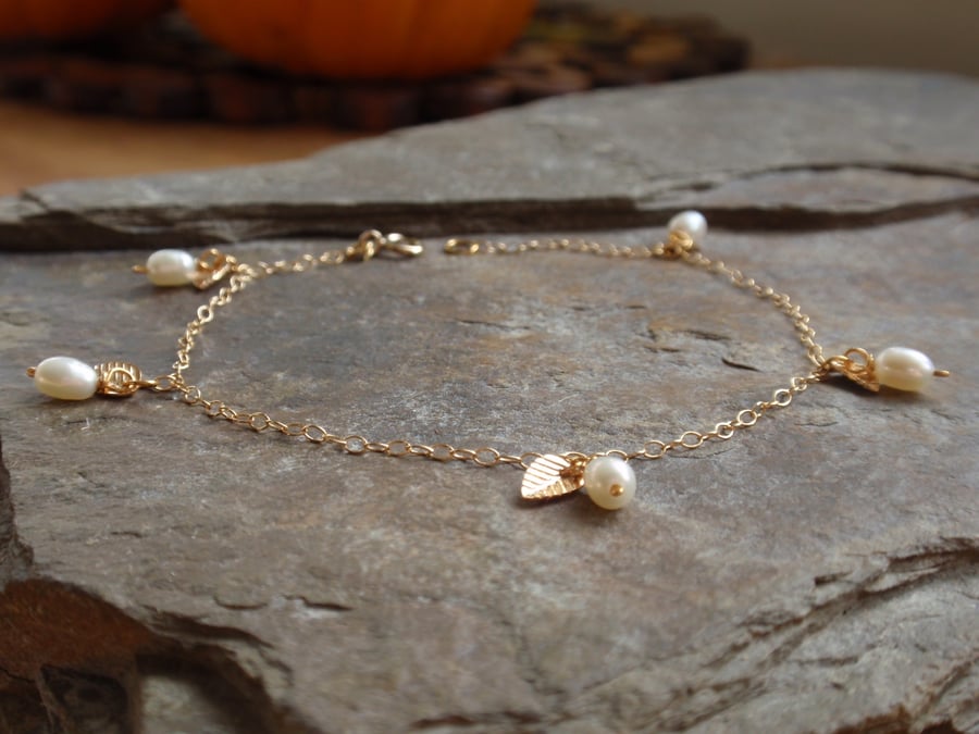 Delicate Gold plated bracelet with leaves and freshwater pearls