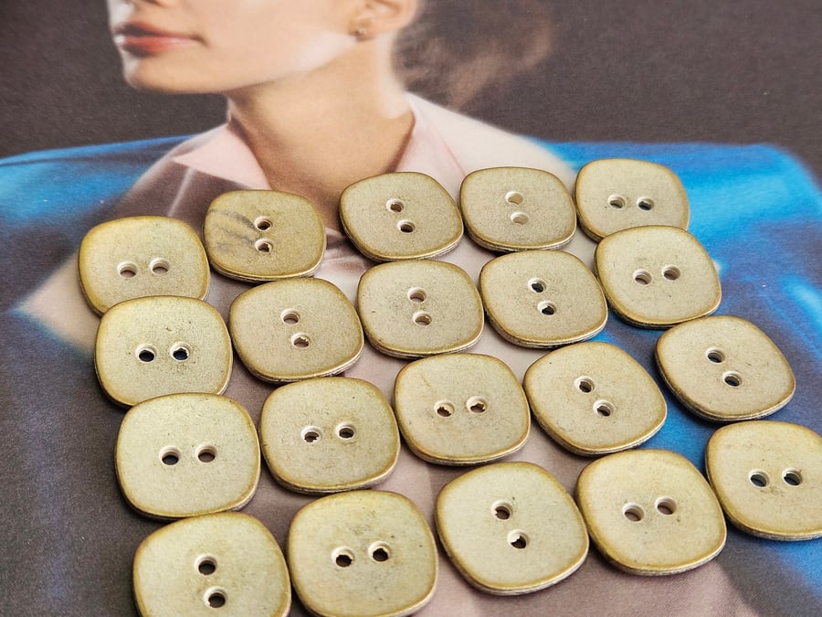 7 8" 22.4mm 36L Metal square buttons Aged effect Silvered Brass
