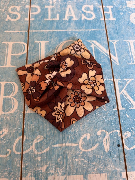 Wide fabric cuff bracelet in retro brown design