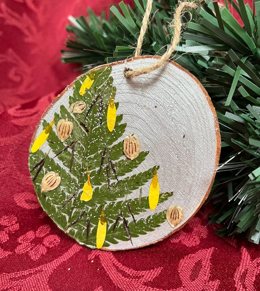 Real Pressed Flowers, Christmas Tree, Wood Slice Decoration